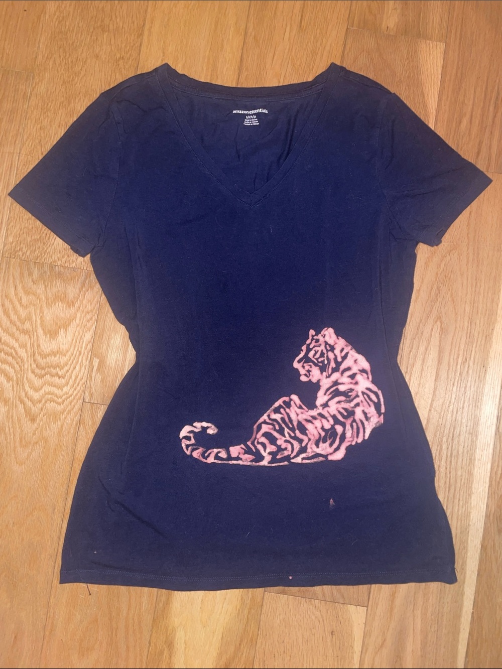 Amazon Essentials Navy Blue Short Sleeve V-Neck Tee with Tiger Graphic— hand dye